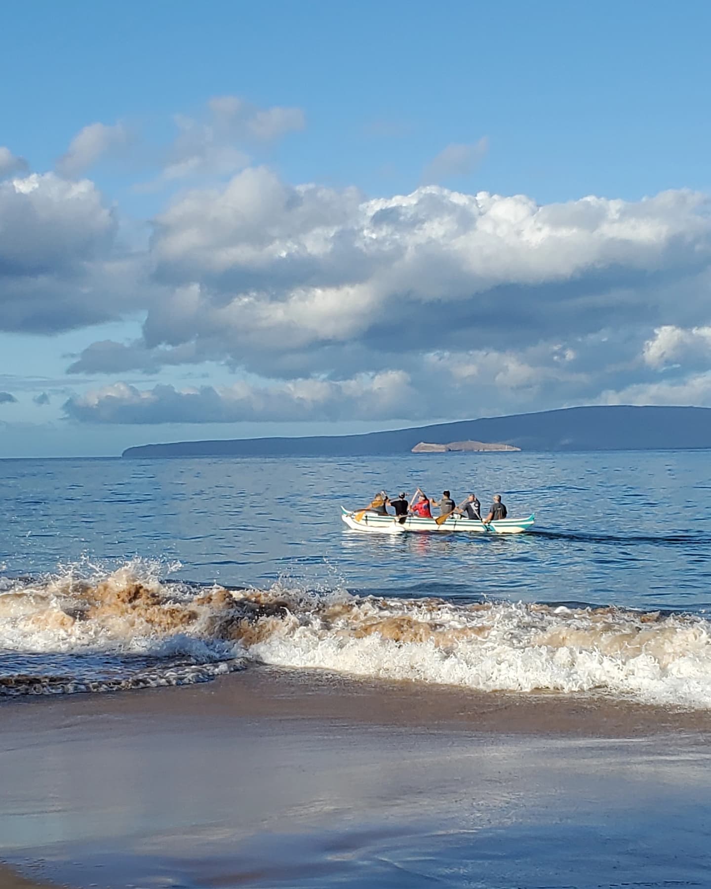 Early morning paddle off of Keawakapu Beach. The Hawaiian word for canoe is wa'a 🛶
🌴
🌺
🌅
⛳
Jill McGowan ~ Maui Realtor
808.658.0575
Jill@LuxuryHomesMaui.com
🌈
🌊
😎
#Wailea #Kihei #Hawaii #Makena #Maalaea #Maluaka #Maui #mauimeadows #Lahaina #Kapalua #oceanfrontproperty #mauilifestyle #luxuryhomes #luxurycondos #movingtomaui #beachfrontproperty #oceanfrontproperty #mauirealestate #mauirealtor #luxuryhomesMaui #mauicondos #mauihomes #resortlife #luxuryresortsmaui #paddlers #mauilifestyle